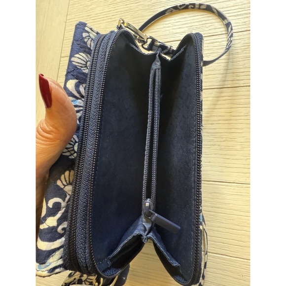 Vera Bradley Steel Blue Meddallion Lighten Up RFID 3-in-1 Adjustable Crossbody‎ - Picture 8 of 10